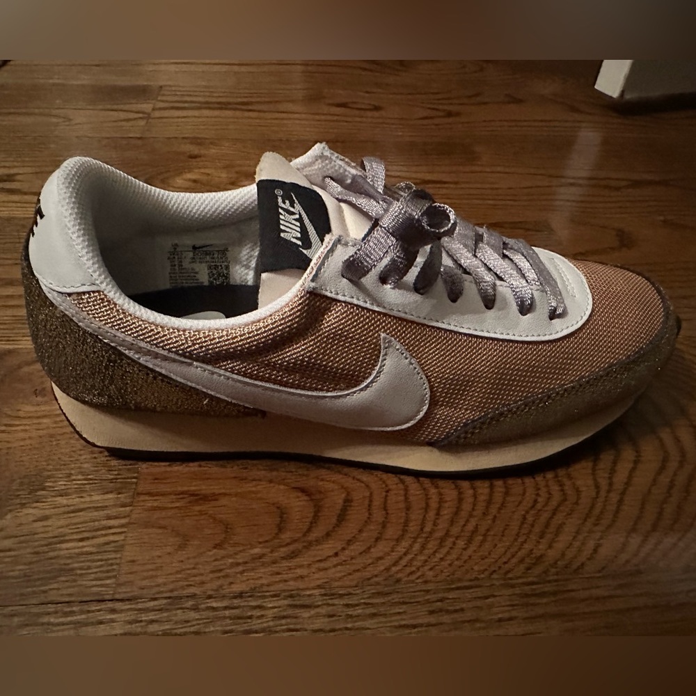 Women’s Nike Daybreak Golden Gals